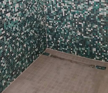 flächiges Mosaik an Duschwänden